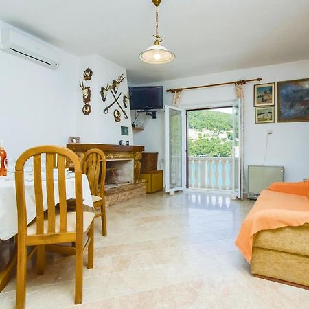 Beautiful Home In Pucisca With Wifi Bagian luar foto