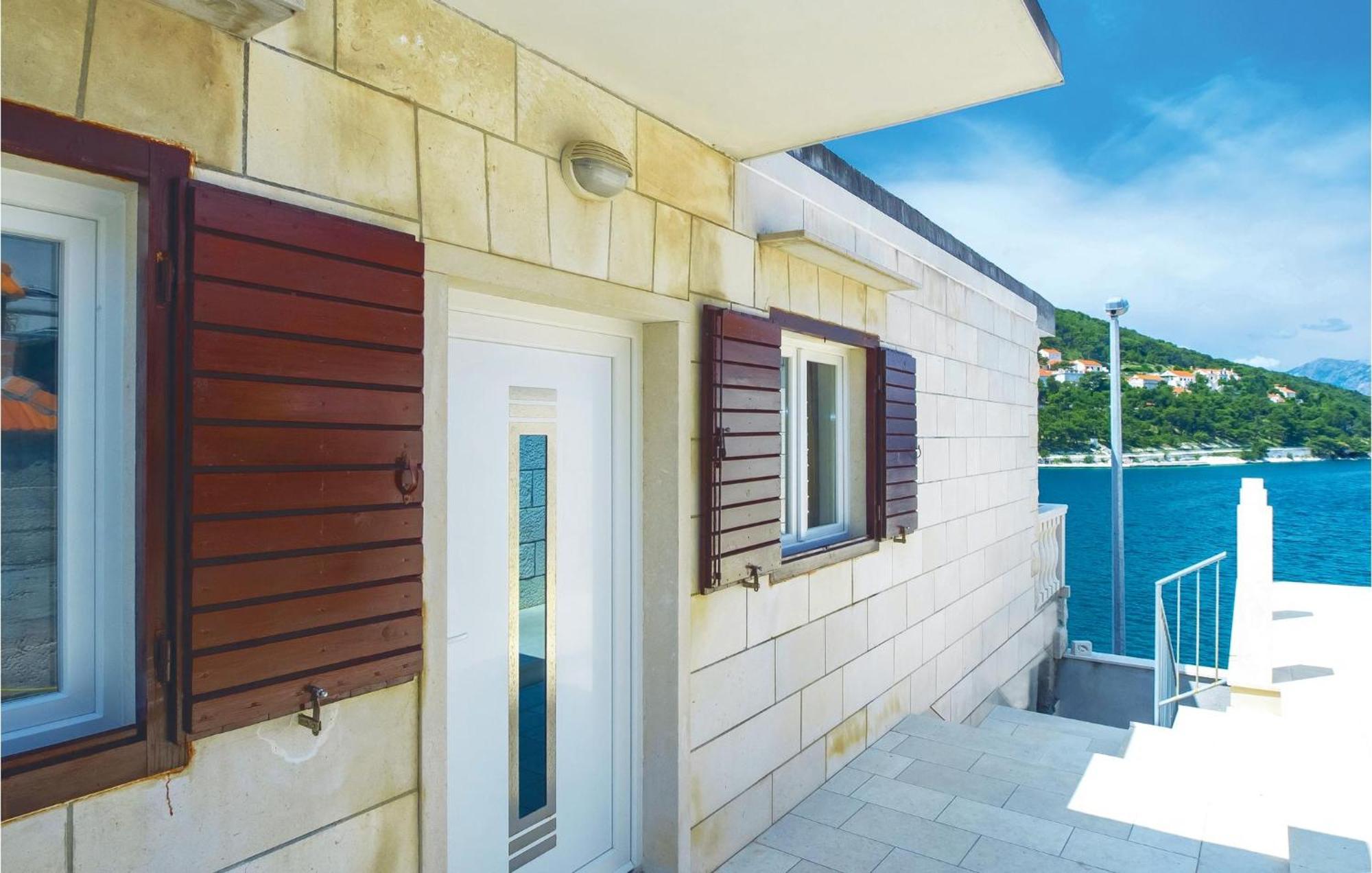 Beautiful Home In Pucisca With Wifi Bagian luar foto