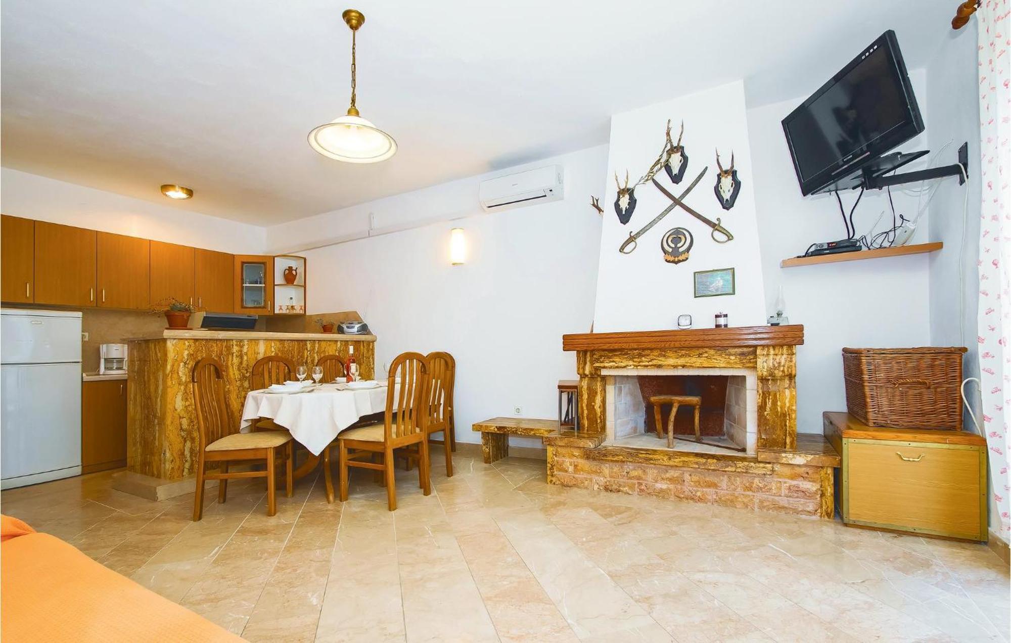 Beautiful Home In Pucisca With Wifi Bagian luar foto