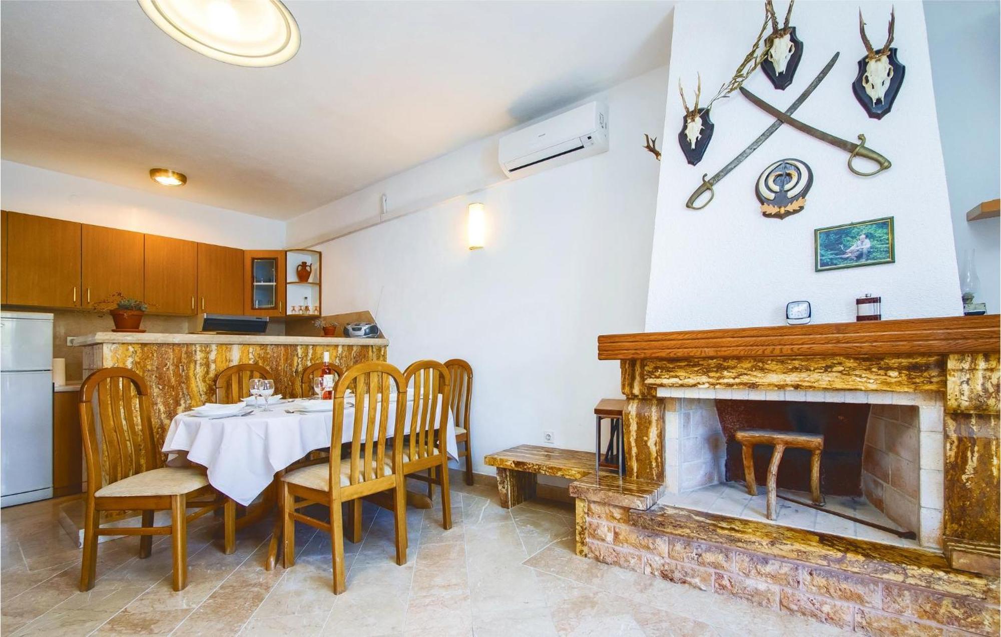 Beautiful Home In Pucisca With Wifi Bagian luar foto