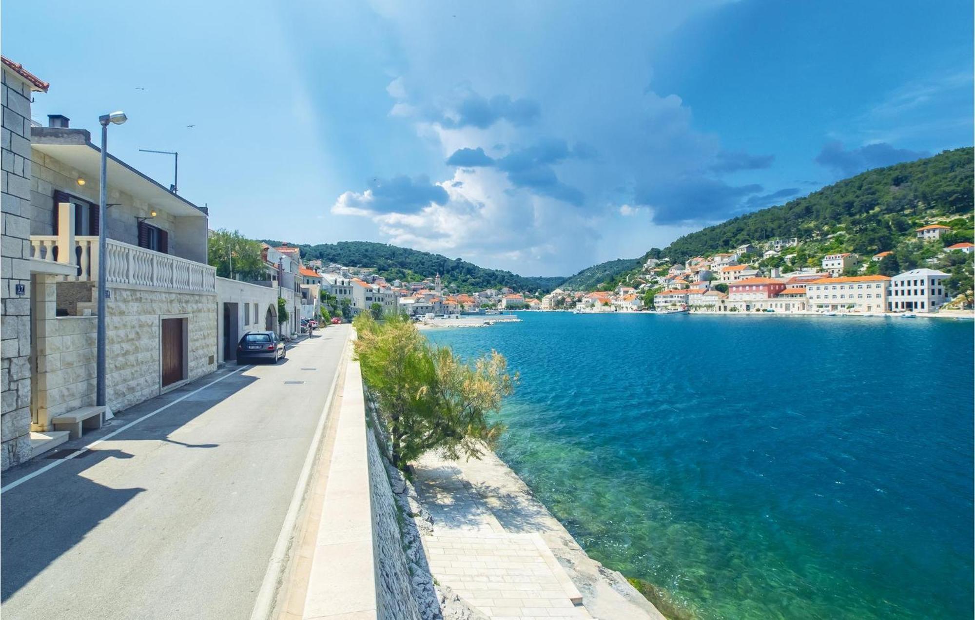 Beautiful Home In Pucisca With Wifi Bagian luar foto